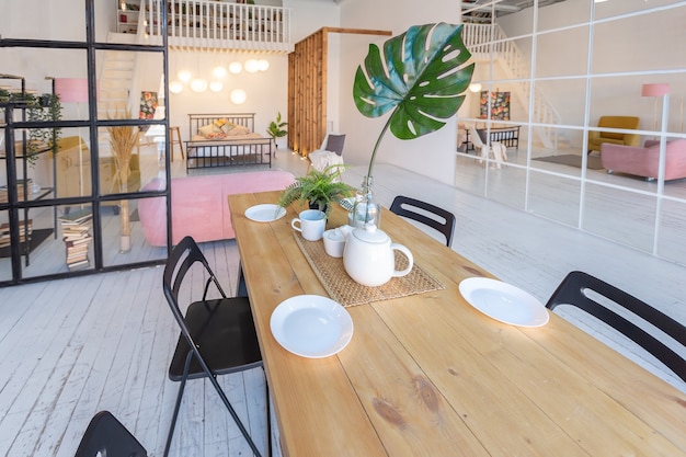 Design moderno e luxuoso de um pequeno apartamento aconchegante em estilo escandinavo