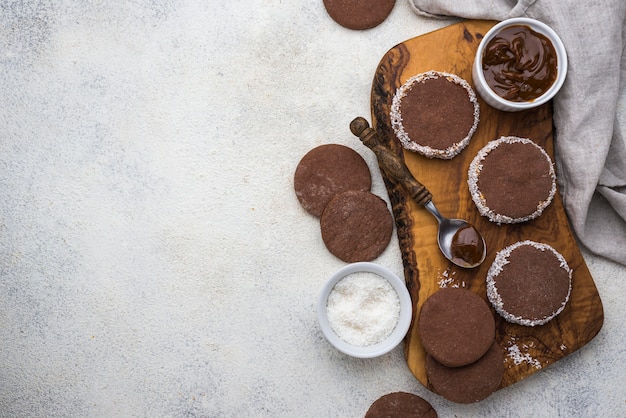 Foto design plano de deliciosos alfajores com espaço de cópia