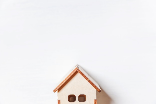 Design simplesmente minimalista com a casa de brinquedos em miniatura, isolada no fundo branco