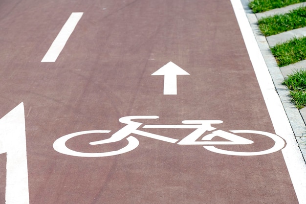 Foto designação de bicicleta e seta no caminho pedestre de uma cidade