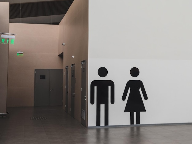 Designación convencional de la entrada a las salas de baño silueta de un hombre y una mujer