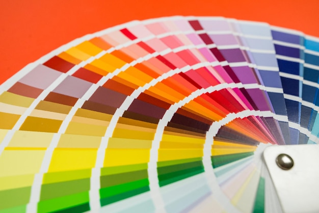 Designelement-Papier-Vinyl-Farbmuster isoliert auf orangefarbener Farbpalette