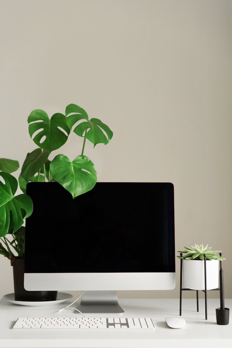 Foto designer-arbeitsbereich. minimalistisches home office. leerer bildschirm-desktop-computer