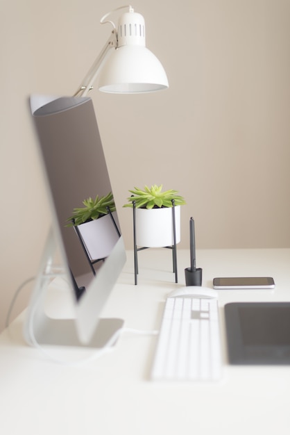 Foto designer-arbeitsbereich. minimalistisches home office. leerer bildschirm-desktop-computer