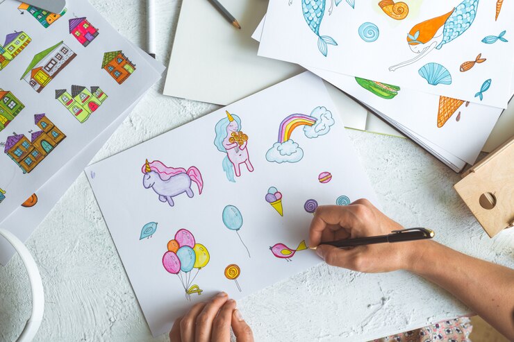 Foto designer de animador desenha esboços coloridos de vários personagens.