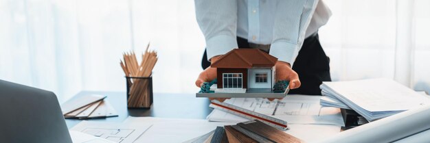 Designer de arquiteto de interiores na mesa da estação de trabalho projetando o projeto do interior da casa e escolhendo amostras do painel de humor Plano de esboço de desenho criativo à mão para renovação de casa ou conceito de design Insight