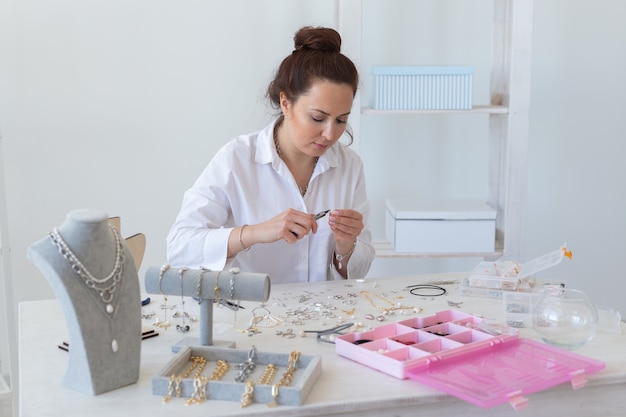 Foto designer de joias profissional fazendo joias feitas à mão em uma oficina de estúdio