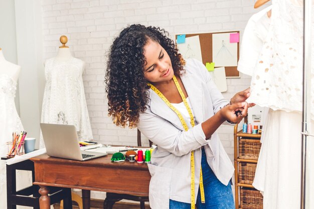 Foto designer de moda a trabalhar no escritório