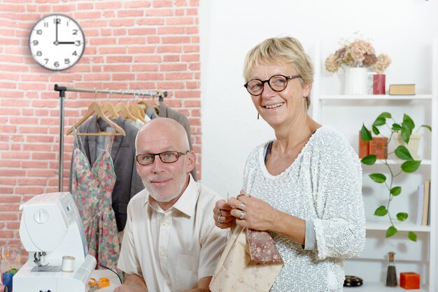 Designer de moda e seu assistente trabalhando em sua oficina