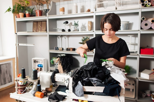 Designer de moda escolhendo amostras de tecido no local de trabalho