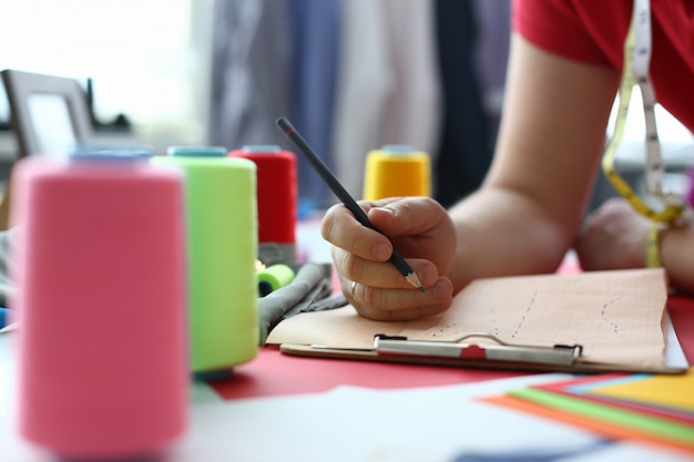 Designer de moda masculina está trabalhando em estúdio