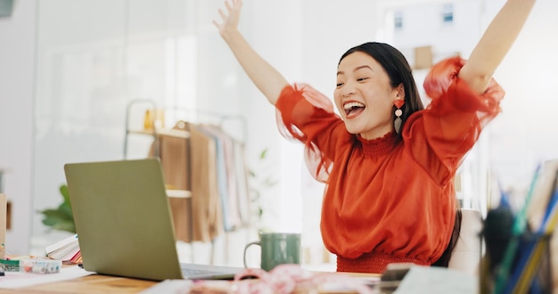 Designer de moda ou mulher ganhando no laptop para sucesso de inicialização de pequenas empresas e celebração de metas de loja on-line Vendedor de comércio eletrônico pessoa asiática ou vencedor sim comemorar suas vendas ou lucro de roupas