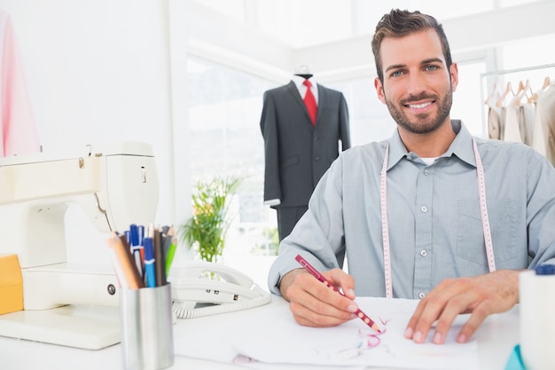 Designer de moda trabalhando em seus projetos em estúdio