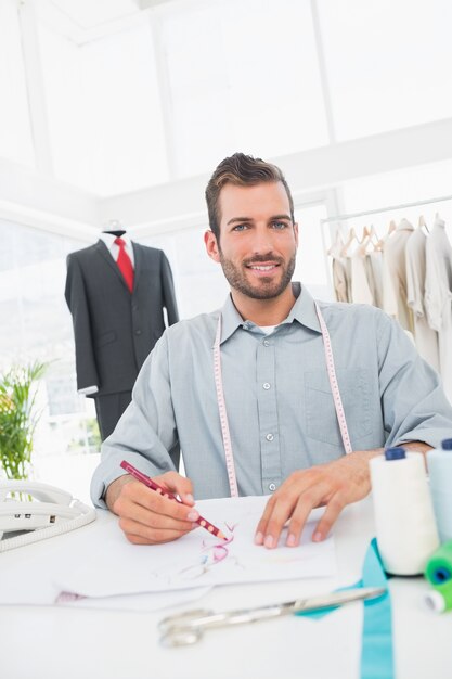 Designer de moda trabalhando em seus projetos em estúdio