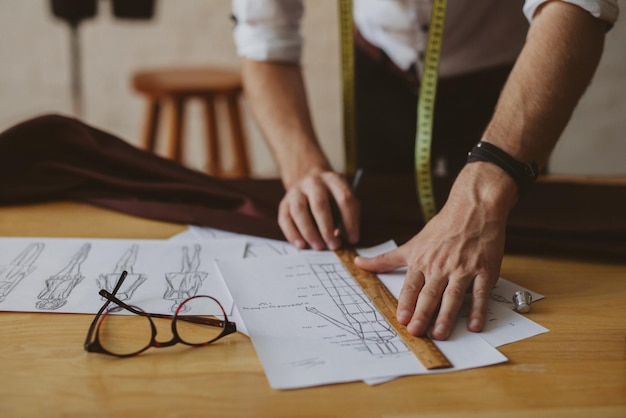 designer de roupas jovem moderno no processo de trabalho, um designer de roupas com cabelo comprido e barba