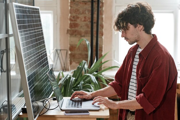 Designer, der im Büro am Laptop arbeitet