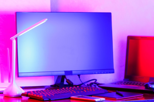 Designer digital de lugar de trabajo Lugar de trabajo independiente con luz de neón Mesa gráfica de computadora