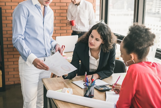 Designer empresário apresentando e discutindo o trabalho com sua equipe