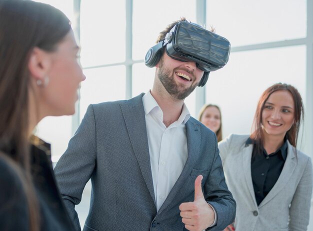 Foto designer está testando um capacete de realidade virtual no novo escritório