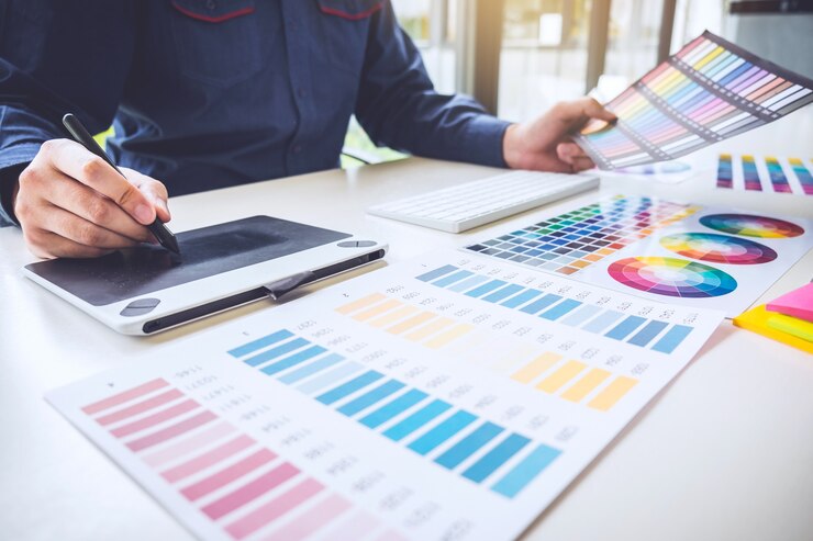 Foto designer gráfico criativo trabalhando em amostras de cores e amostras de cores