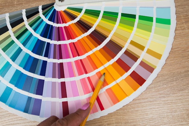Designer gráfico escolhendo cor do sampler amostras brilhantes da paleta de cores amostras de cores paleta multicolor