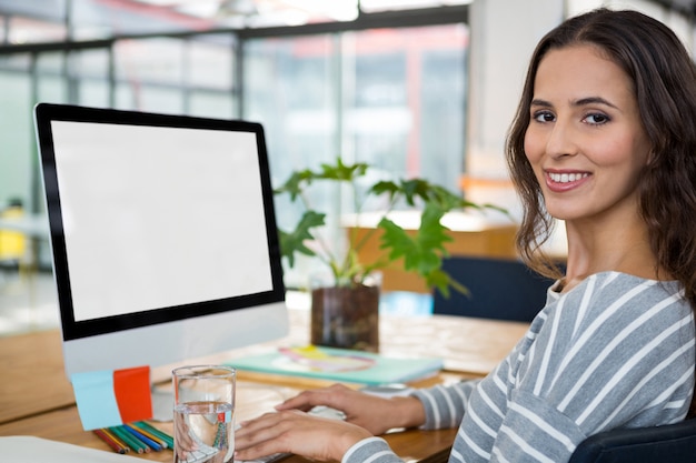 Foto designer gráfico feminino trabalhando na mesa