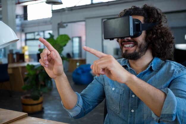 Designer gráfico usando fone de ouvido de realidade virtual