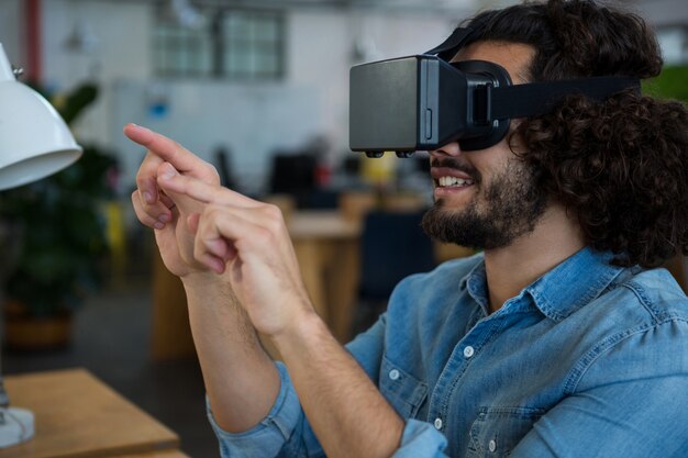 Designer gráfico usando fone de ouvido de realidade virtual