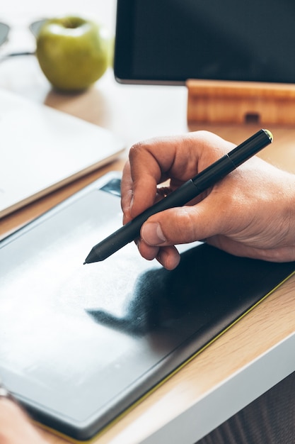 Designer gráfico usando uma mesa digitalizadora