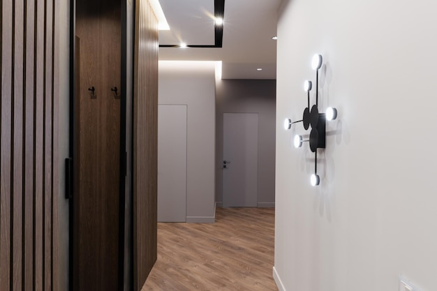 Designer-Interieur in einem Haus mit dunklem Boden und einem Kleiderschrank aus Naturholz