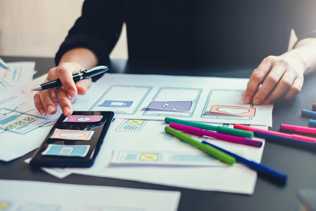 Designer mobiler Anwendungen planen gemeinsam im Büro