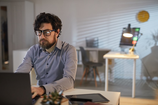 Designer ocupado com seu trabalho no escritório