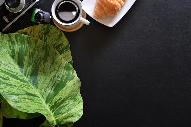 Designer- oder Fotografarbeitsplatz mit ledernem dunklem Hintergrund und Kopienraum