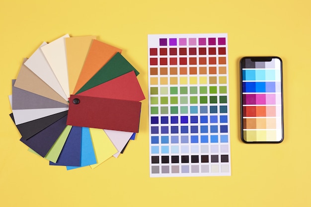 Designer-Paletten auf gelbem Hintergrund