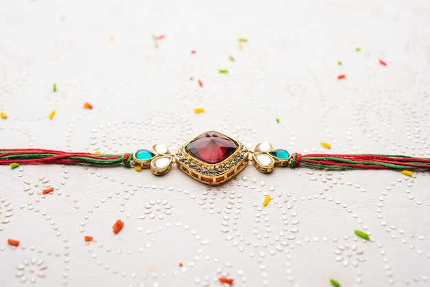 Designer Rakhi/Raakhi oder Armband für das indische Festival Raksha Bandhan, isoliert über dekorativer Oberfläche