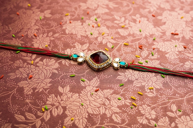 Designer Rakhi/Raakhi oder Armband für das indische Festival Raksha Bandhan, isoliert über dekorativer Oberfläche