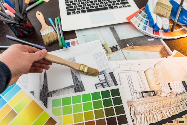 Designer trabalho em casa renovação cor escolhida para esboço de apartamentos. homem desenhar projeto para casa no escritório