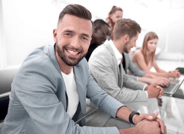 Designers criativos dentro de casa à mesa