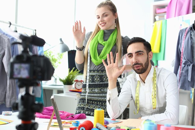 Designers de blogueiros homens e mulheres gravam vídeo na câmera para estilista