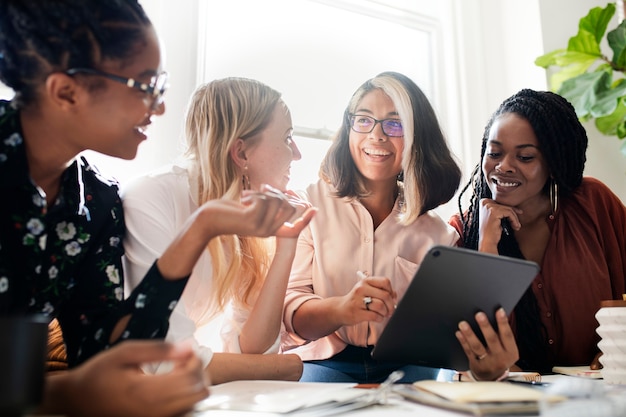 Designers de moda em reunião usando um tablet digital