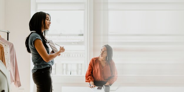 Designers de moda em reunião