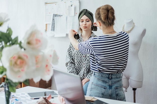 Foto designers de moda sustentáveis criam peças de moda usando materiais ecológicos e sustentáveis