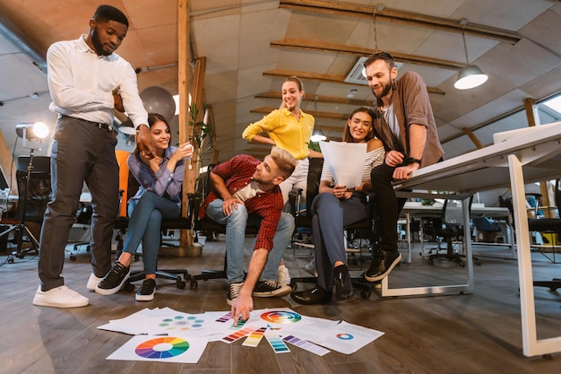 Foto designers profissionais trabalhando no projeto no escritório