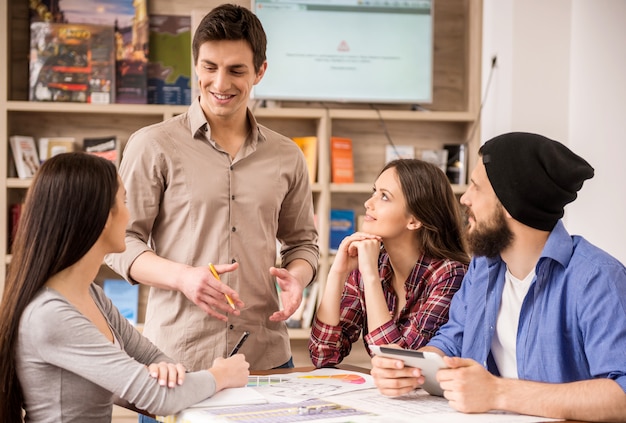 Designertreffen zur Diskussion neuer Ideen im Büro.