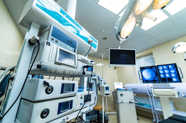 Designkonzept des Krankenhausinnenraums Innenraum des Operationssaals in modernen Kliniklampen und hochmodernen Geräten