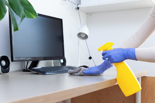 Foto desinfecção de computador antibacteriano spray pano seguro trabalhando em casa
