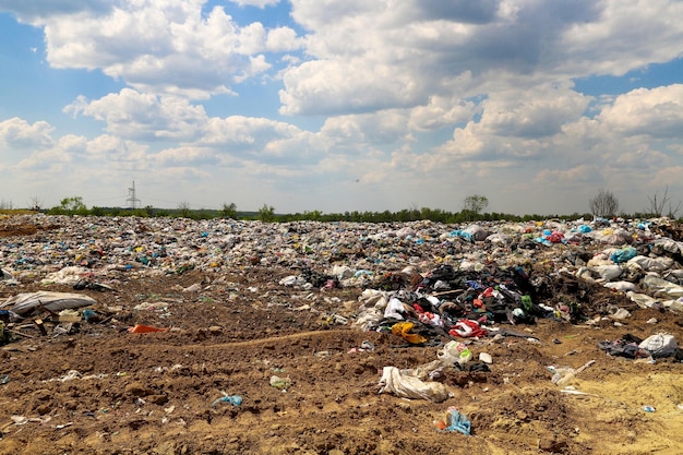 Foto desinfección de vertederos y reciclaje de residuos basura de cantera eliminación protección del medio ambiente