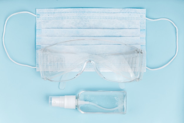 Desinfectante de manos, mascarilla médica y gafas protectoras.