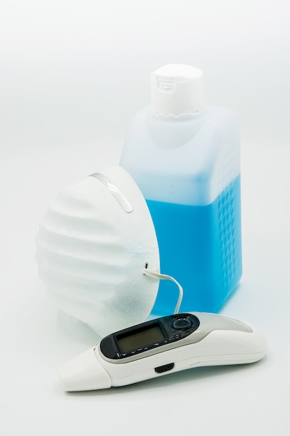 Desinfektionsmittel, Thermometer und Gesichtsmaske. Coronavirus-Konzept