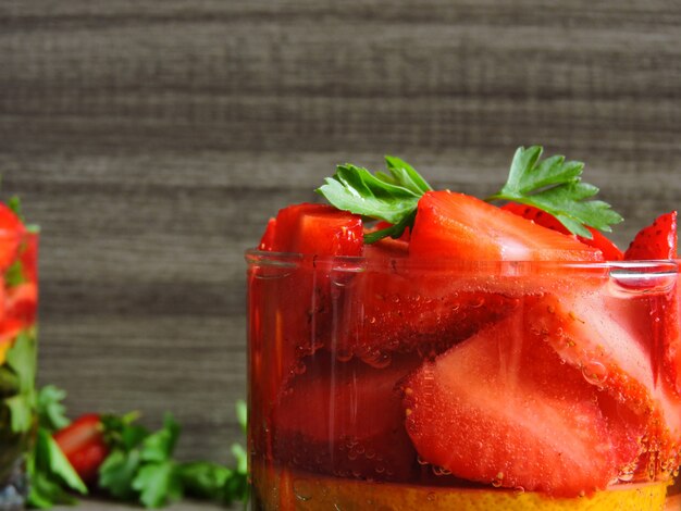 Desintoxica el agua con fresas y limón.